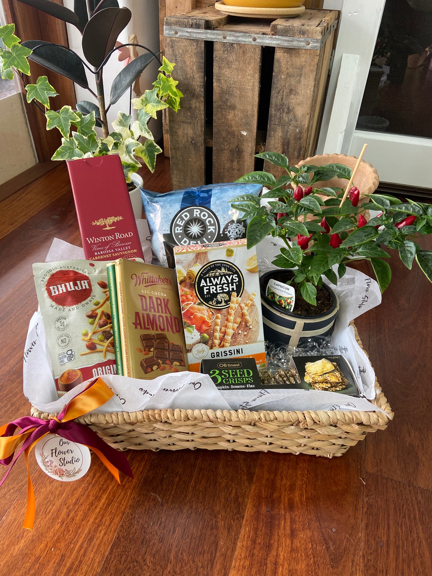 Gourmet nibbles hamper